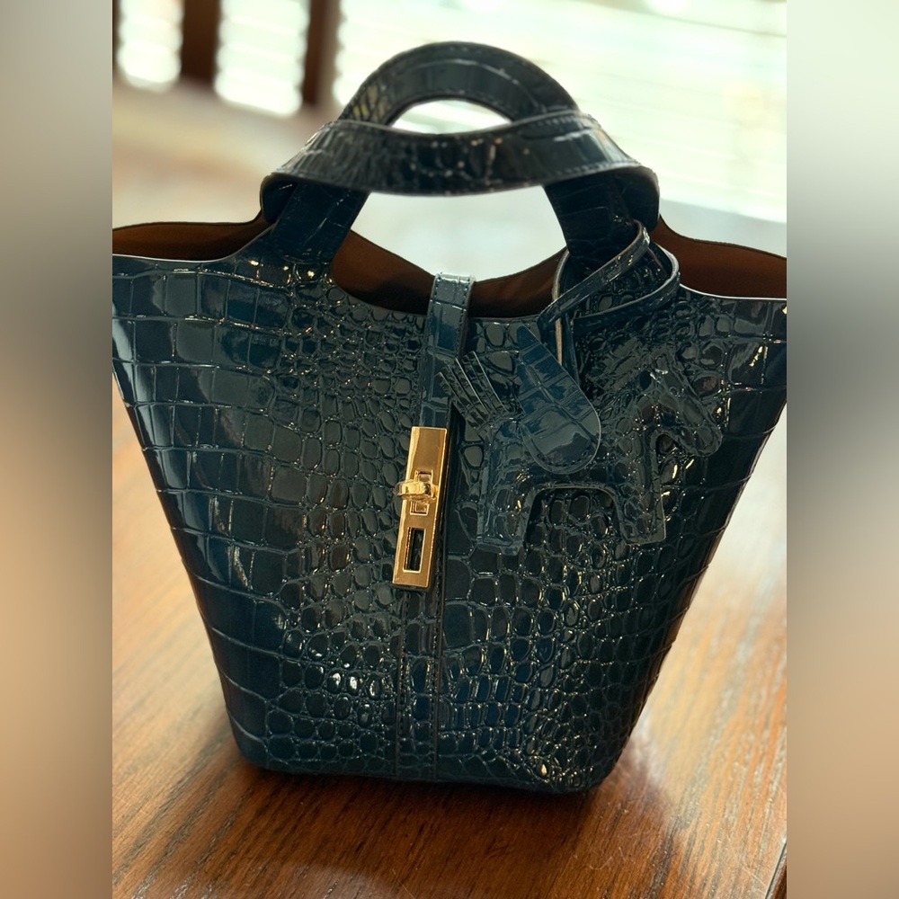 Elegant Black Croc-Embossed Tote Bag